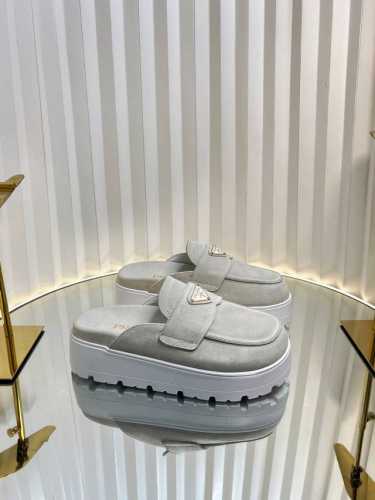 360Prada 普拉达2025春夏新款厚底穆勒拖鞋 三角扣面包包头半拖鞋 最新走秀系列 经典升级 舒适度与时髦度并存 每个颜色搭配都好看，设计搭配不同风格需求