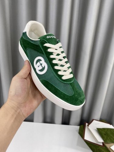 男10 Gucci新款滑板双g小白鞋 原版1：1复刻、上脚特秀气让人爱不释手、这款咱们都是按原版一比一调试、皮料内里都属定制、双g专柜一样、无差距、 鞋面原版色