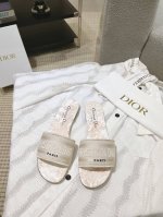 跑量价平底 ，高跟 ，钻面50D*or春夏新色CD迪奥女士老花刺绣皮底拖鞋克里斯丁迪奥一直是华丽与高雅的代名词，在时尚殿堂一直是雄踞顶端特別值得一提的是：鞋底绣