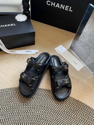 半拖 凉鞋 橡胶底 真皮加30 Chanel 24魔术贴凉鞋新色系列 经典中的经典 这款不用过多介绍了 每年夏天都非常火~ 闭眼入就对了 对版对标版本！ 内里编