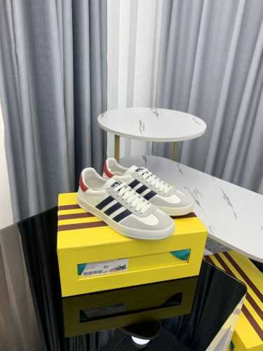 顶级版本 全新升级对版 Adidas X Gucci联名款运动鞋 情侣款休闲板鞋 爆款 融汇两个品牌丰富且历史悠久的典藏元素，联名系列在三根线条的组合中承袭品牌