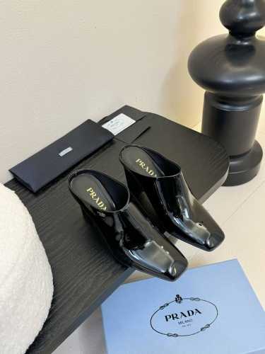 PRADA 普拉达 经典款三角标单鞋系列简单的设计大概就是它最让人喜欢的点不是烂大街的那种 很有自己的品牌个性面料采用牛漆皮内里垫脚混种羊皮意大利进口牛皮大底S