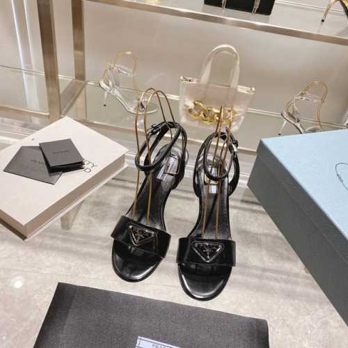 Ins火爆款 Prada 普拉达 Ss早春新品party系列这款高跟凉鞋秉承现代设计理念，绽现精致魅力。织物的新雅色彩平添明鲜格调。标志性三角形徽标彰显品牌特色