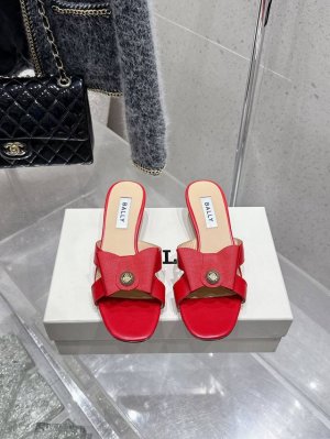 顶级版本 Bally 2025春夏新款时尚织带蝴蝶结扣饰粗跟平底拖鞋凉鞋单鞋系列 款式新颖别致，采用方形头型设计 配以最新Bally 字母扣搭设计突出品牌标识，