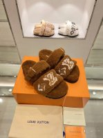 頂级品质 Louis Vuitton Ss New羊毛拖鞋 纯皮毛一体羔羊毛打造！超温暖的感觉，穿上仿佛踩在云朵上lv经典老花装饰，精致高级！让这双毛拖身价陡增