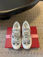 代购级Roger Vivier 25ss 春夏 RV厚底运动鞋休闲鞋以皮革拼镜面织物和网眼面料制成前面点缀迷你闪钻饰扣和珐琅花朵舒适又不失活泼，尽显松弛感材质：