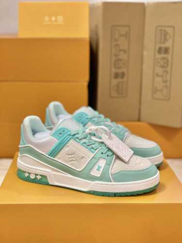顶级版本 情侣款上线Virgil Abloh 向篮球鞋设计汲取灵感，款号1A8KB8，推出标志性 LV Trainer 运动鞋，经典的花纹富含着整体的特性，此次