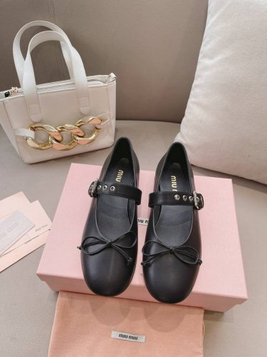 皮面 、钻面Miumiu*缪缪 24春夏大热走秀款 全球最火平底鞋 出现在各大时装杂志封面 各路明星、小红书博主着用～全新复古上脚尤为惊艳到你的一款闭眼入都是不