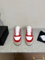 Prada 普拉达 25ss最新Downtown Bold系列 厚底 三角标 休闲 小白鞋运动风设计搭配精致细节。采用穿孔皮革打造，个性的厚底呈现别具一格的现代
