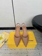 Fendi 24Ss 芬迪系列 双ff 高跟 凉鞋 采用锥形鞋头和金属踝带设计 ，鞋跟饰有金属selleria缝线及金属饰钉 互相呼应 展现出最前卫时尚舒服的设