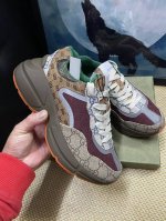 出厂： Gucci 古驰 经典休闲男女运动鞋 增高厚底老爹鞋 情侣款此款老爹鞋在今年仍然还是很受欢迎。对于爱美的人来说，鞋柜里不仅应该有一双白色的鞋子，还应该配