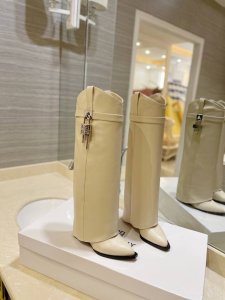 专柜正品级定制版本 Givenchy0 新款高跟刺绣长靴，市面最高版本 纪梵希 锁扣 鞋头刺绣花款 风靡整个时尚圈 原版开发鞋型超级正 最高还原度鞋型 包裹性非