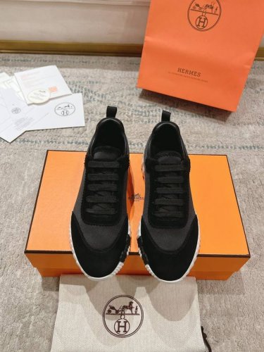 顶级版本2024ss Hermès 爱马仕 初秋新品情侣款 休闲鞋拼色设计MM风 超前时尚 简约高级 随意搭配 上脚非常轻便舒适鞋面：麂皮 牛皮内里：羊皮大底：