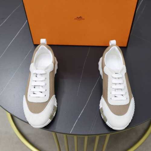出厂价： 原单品质情侣 Hermes 顶级版本# 爱马仕h家经典情侣款 休闲运动鞋 情侣款休闲之履运动老爹鞋结合高科技帆布与麂皮山羊皮，在橡胶鞋底上饰以夸张“H
