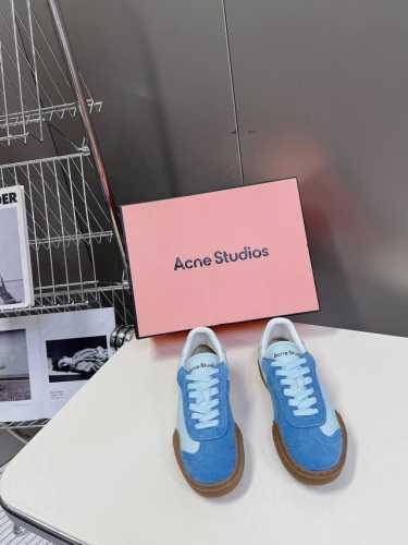 高版本 Acne Studios 24春夏新款星星 德训鞋 休闲小白鞋 此款运动鞋饰有烫印星星图案 选用皮革和麂皮拼接设计 细节满满 舒适又百搭 四季可穿 鞋面