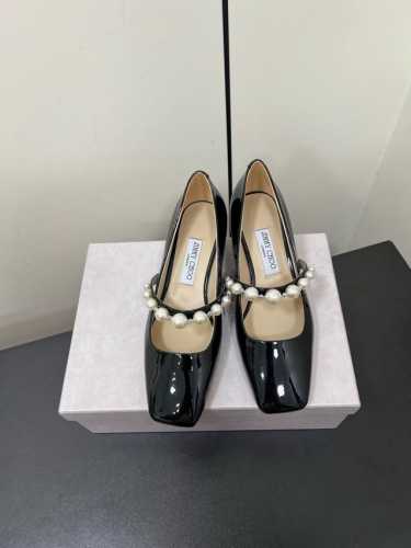 Jimmychoo New Arrival～ Jc 2025早春 方头方跟的造型玛丽珍单鞋，复古时髦的调性，点缀珍珠装饰，增添了精致优雅的韵味 小羊皮材质，脚感