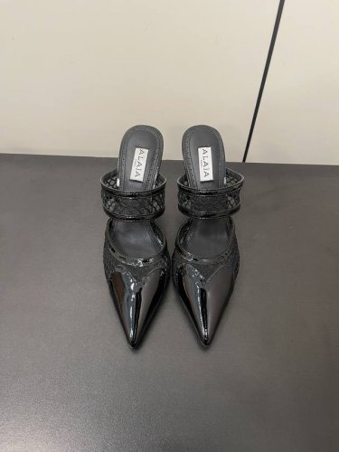 Alaia ｜小众新品爱心高跟凉鞋拖 宝子们爱心高跟凉拖简直太可爱啦少女心满满呀 高度也很合适 穿上它走路稳稳的 还能增高显腿长哦 而且它超级百搭 不管是小裙子