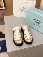 PRADA 普拉达 25ss 春夏新款 凉鞋简单的设计大概就是它最让人喜欢的点 不是烂大街的那种 很有自己的品牌个性面料采用小牛皮 内里垫脚混种羊皮 跟高：4.