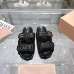 p300元，Miumiu谬谬，春夏新款拖鞋 可甜可盐的喵喵女孩 褶皱的鞋面给这款凉拖增添不少少女心。 原版 1：1开发，各大明星 网红的热爱款 ，亲肤柔软夏季必
