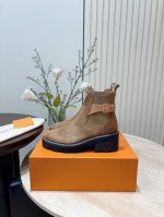 秋冬新款louis Vuitton Lv Beaubourg 及踝靴松紧扣带厚底短靴 本款 Lv Beaubourg 及踝靴以绒面牛皮革彰显丝软质感，为易于穿脱