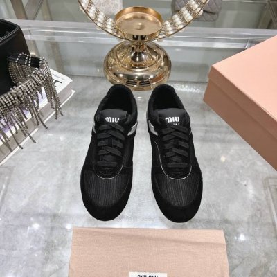 情侣款女款 男款 代购级别独家首发miumiu缪缪透气网布休闲鞋2025春夏新款英伦风系带miumiu秀场工艺来自miu Miu系列的细节特写 新季多色 拼色拼
