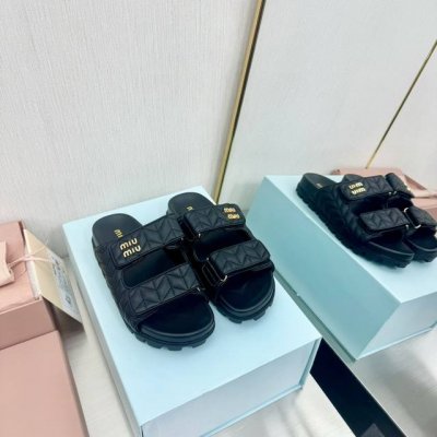 Miu Miu 缪缪 ，全球各大代购官网火爆上市. 2025走秀场曝光 、非常留行的美拉德配色平底鞋， 电绣工艺设计、独特风格，非常有质感 材质：原版定制羊皮内