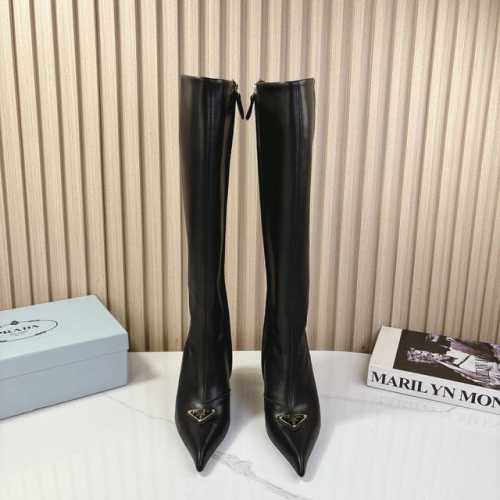 Prad*A普拉*达 Vs秋冬最新走秀爆款高靴系列 三角扣高跟长靴 Prada早春t台走秀网红同款＂造梦不夜城＂，Prada能在重要场合上用得上了，小清新风带点
