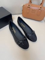 开香啦！Chanel 香奈儿24P新款，真心好看，尤其搭牛仔裤和短裙的时候，真心爱了！经典链条搭配，脚面包裹感也很好，異常的好穿！图片都拍不出她100%的美貌！