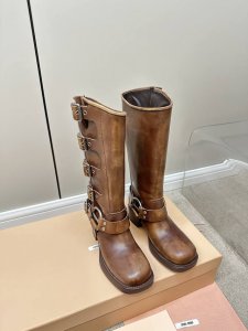Miumiu秋冬限量朋克风马丁靴、普版 、顶版 注意！图片拍摄顶版 秋冬限定款！复古擦色骑士鞋，朋克风十足！ 面料:擦色小牛皮 内里：牛皮 大底:轻质耐磨橡胶底