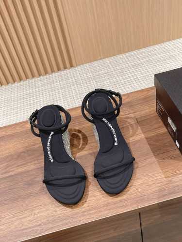 Alexander Wang 亚历山大王 坡跟凉鞋 这款真是给不喜欢穿特别高的高跟鞋又想要高度宝宝们福利，好在设计的是坡跟的鞋型，可以满足宝宝 们稳稳的行走，脚