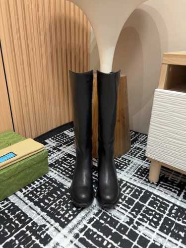 短靴 -长靴 - 25Ss秋冬新款gucci压花短靴 长靴 经典款型透过标志性品牌元素焕发新的活力。这款长靴采用黑色皮革制作，匠心装饰牛皮双ｇ压印，后拉链设计方