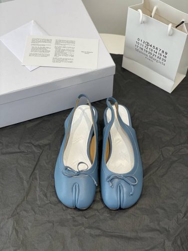 高定品质！Maison Margiela MM6分趾鞋 Tabi 意产植鞣羊皮！对小个子的女生来说，实在是太友好了！时尚又不失时髦，日常通勤穿也不会累脚。欢迎对
