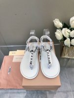 MiuMiu*缪缪 25春夏大热走秀款 走秀款出现在各大时装杂志封面 各路明星、小红书博主着用～全新复古上脚尤为惊艳到你的一款闭眼入都是不会后悔 搭配还是可咸可