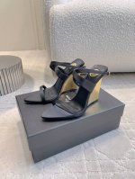 出厂价340 Saint Lauren* Ysl 杨树林新款尖头坡跟高跟凉鞋 小姐姐的美丽尤物高跟鞋 优雅迷人性感 女人味十足 鞋面进口真丝 内里垫脚羊皮 意大