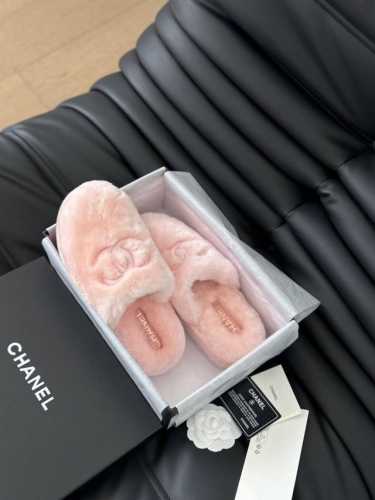 Chanel 24B新款毛毛拖鞋！ 这款毛拖真的是真太可爱了～ 柔软蓬松的毛毛，舒服暖脚 增高显腿长 秋冬搭配袜子休闲又慵懒 上脚真的好看又时髦 进口羊毛，手感