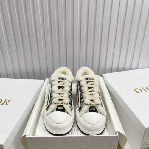 羊毛出厂 ，现货高品质 Dior 迪奥 平底运动鞋采用全刺绣标志性图案市场顶级品质国外专柜爆款非市场普通仿版面料采用意大利进口布料刺绣鞋面，原版模具注胶logo
