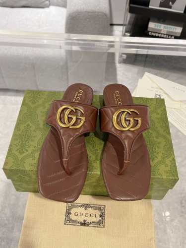 Gucci 双g夹趾凉鞋 Gg Marmont系列在每一季都于经典之中融入新意 这款平底凉鞋的内底和鞋面均以白色夹薄绒绗缝v型皮革打造，正面匠心缀饰经典双g图案