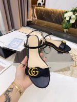 出厂价 专柜同步 Gucci古奇官网凉鞋拖鞋同步sss新款报到 原单品质 原汁原味的欧式风格 上脚非常完美穿搭配上此鞋，优雅大方，晶莹剔透，无论各种配件材质，都