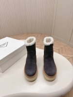 市面最高版本 Prada 普拉达24秋冬新款△三角标羊毛鞋，厚底靴 雪地靴 双色擦色牛绒真羊羔毛 真皮沿条 双色tpu大底 材质细节可对比原版，市面普通版本区分