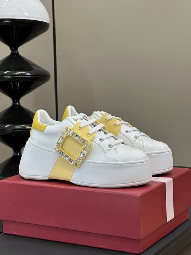 出厂 。Roger Vivier Ss24 New Arrival-～ 本季最新viv'Skate 钻扣厚底休闲鞋，增高大约8Cm，稳稳妥妥秒变大长腿。。以牛皮