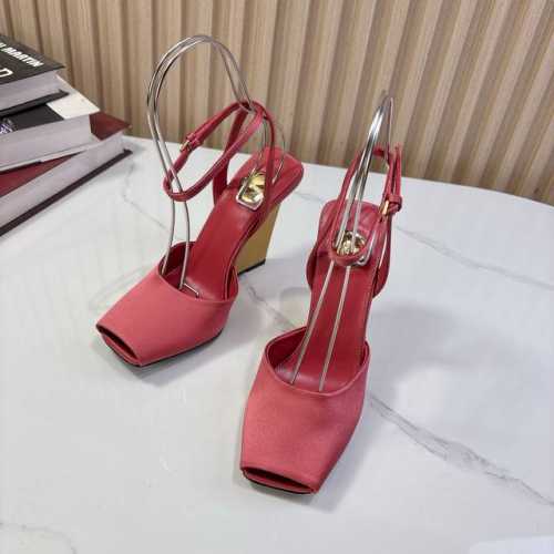 Saint Laurent YSL圣罗兰坡跟鱼嘴凉鞋YSL姐姐的美丽尤物高跟鞋 又是人间圣罗兰 Rose同款的小方头 高跟鞋化很好修饰脚型，奢华金属链 这几年S