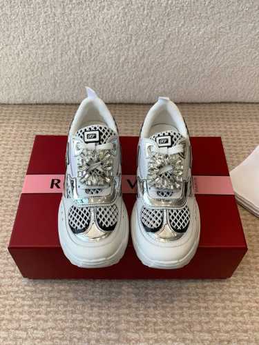 Roger Vivier 25ss 春夏 RV厚底运动鞋休闲鞋以皮革拼镜面织物和网眼面料制成前面点缀迷你闪钻饰扣和珐琅花朵舒适又不失活泼，尽显松弛感材质：牛皮革