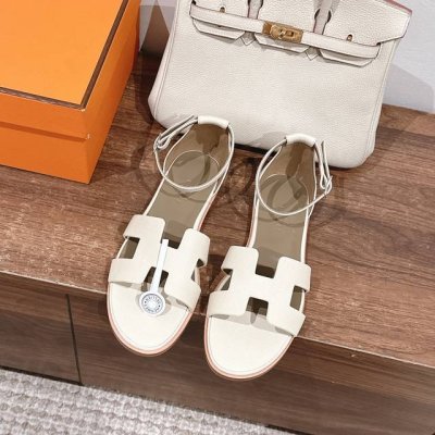 高品质！ Hermes 爱马仕经典Santorini 凉鞋 新设计灵感还是遵循传统经典 H 鞋面，搭配精致踝带、可调节系带，适合日常穿着、打造时尚悠闲风格业内独