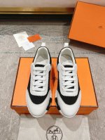 顶级版本 2024Ss Hermès 爱马仕 初秋新品 情侣款 休闲鞋 拼色设计mm风 超前时尚 简约高级 随意搭配 上脚非常轻便舒适 鞋面：麂皮 牛皮 内里：