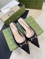 Gucci 24ss春夏新款 G家尖头马衔扣V型系列，经典再现，简约设计高雅品质，鞋面以羊皮双G布材料匠心打造，鞋面缀饰亮眼的经典马衔扣，后带着釆用松紧带设计，