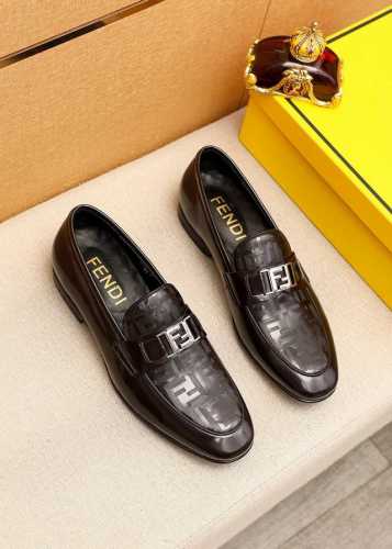 商品商标：FENDI 芬迪 休闲皮鞋正码码数: 38-44 45订制 商品材料：精选 进口头层漆皮激光鞋面+奢华五金扣，进口牛皮内里。强烈立体视觉效果，橡胶大底