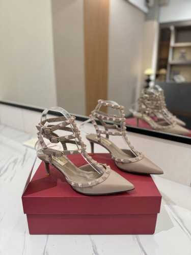 出厂价Pp： Valentino 华伦天奴铆钉 Vt经典环绕踝脚带铆钉凉鞋，历久弥新深入人心永不过时的必备单品顶级复刻！侧身弧线完美，原版开模定制不生锈铆钉 特
