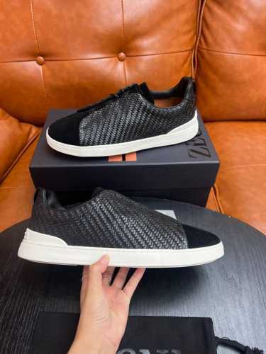 编织款！杰尼亚 休闲运动鞋这款 Triple Stitch 低帮运动鞋以柔软的牛皮搭配麂皮制成，为休闲鞋履注入精致格调。标志性三重交叉弹性细节彰显出传统皮鞋的手