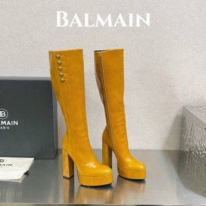 出厂价 Balmain 巴尔曼 独家首发 巴尔曼 秋冬季最新款 防水台光滑小牛皮靴 杏仁形鞋头，厚跟，腿部顶部饰以3粒“狮头”金色金属装饰钮扣，翻盖下设尼龙拉链