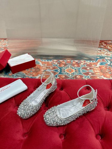 430 roger Vivier/ Rv经典水钻玛丽珍鞋 精致到骨子里的玛丽珍 不显成熟而是带有那种清纯感 上脚舒适 且超好看哦！ 面料采用原版定制材质 内里垫